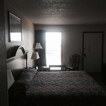 Country Inn Bolivar Екстериор снимка